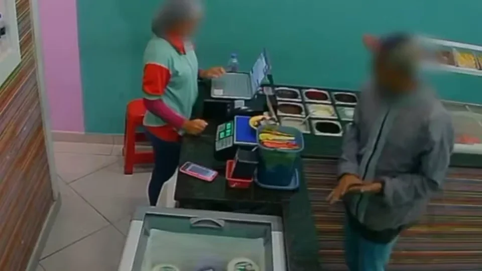 Cenas fortes: após pedir sorvete, homem esfaqueia atendente e foge