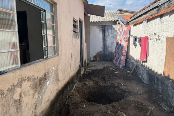 Corpo de mulher é encontrado enterrado em quintal de casa