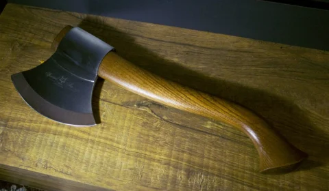 Homem invade casa da ex-mulher com machado e tenta matar esposo dela