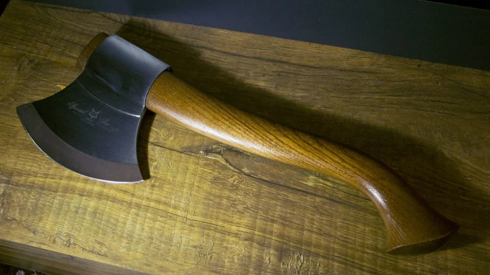 Homem invade casa da ex-mulher com machado e tenta matar esposo dela