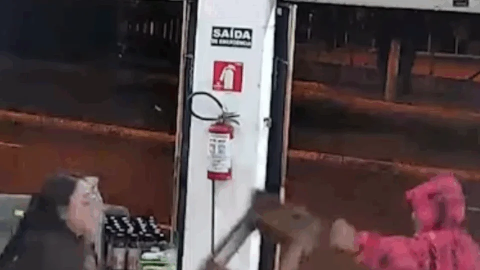 Grávida reage a assalto e quebra banco em assaltante