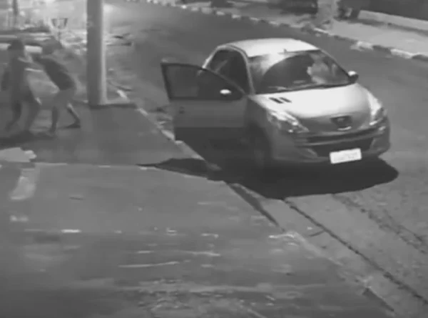 Cenas fortes: mulher luta com agressor para não ser sequestrada