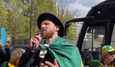 Brasileiros realizam protesto contra ministro Alexandre de Moraes em hotel de Londres