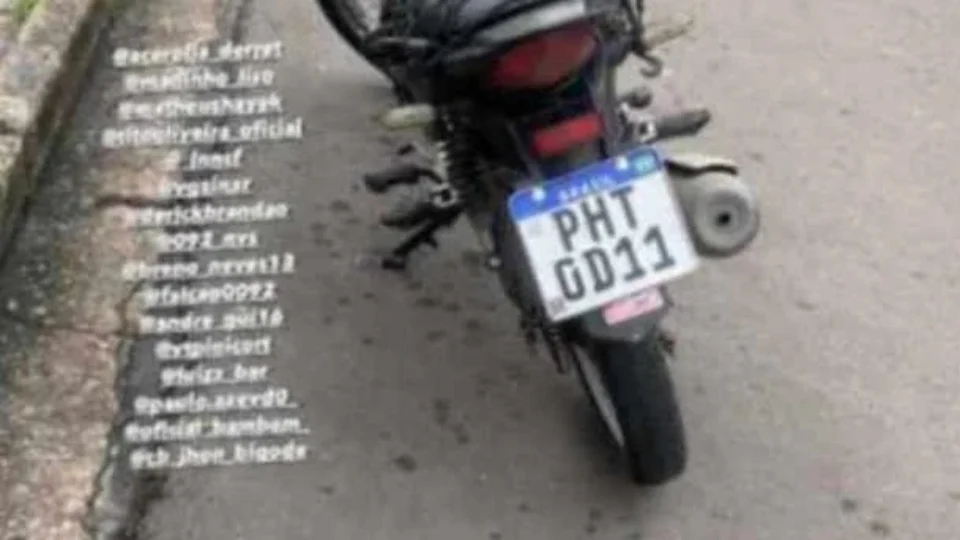 VÍDEO: câmera de segurança registra suspeito roubando uma moto em estacionamento