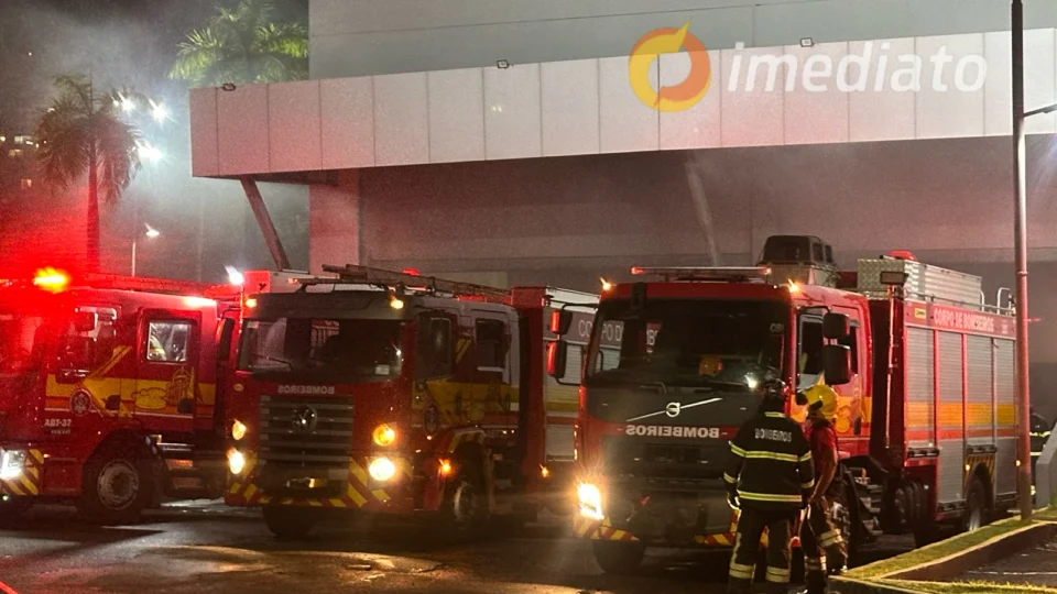 Incêndio de grande proporção atinge shopping center na Ponta Negra