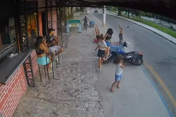 Veja Vídeo: mulher grávida é atropelada por moto e faz parto de emergência