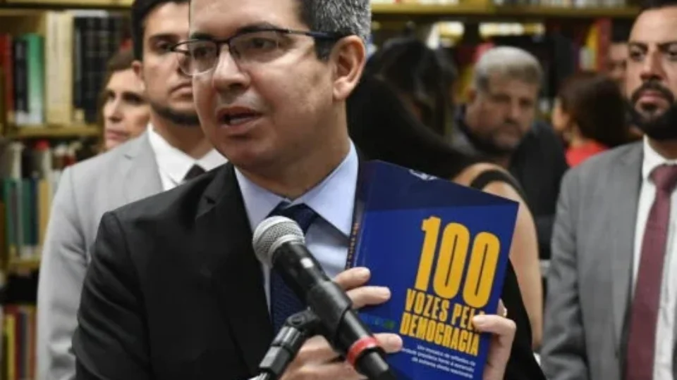 Senado Lança Livro que descreve Jair Bolsonaro como ‘Fascista’