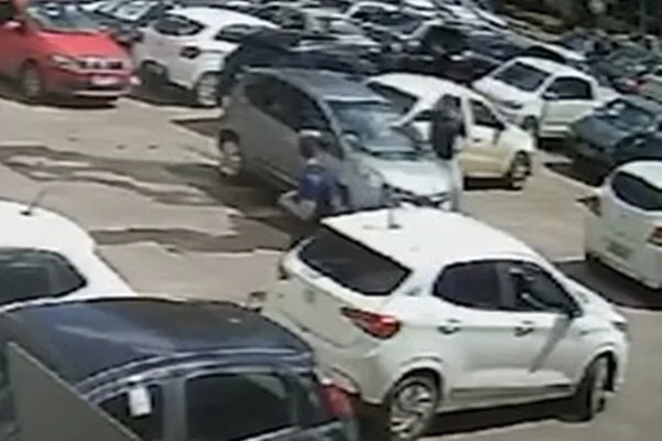 Veja Vídeo: em fúria, homem destrói vidros de carro que fechava vaga