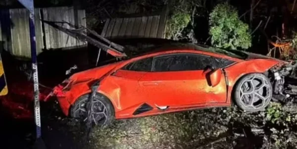 Adolescentes destroem Lamborghini de R$ 2,5 milhões em test drive