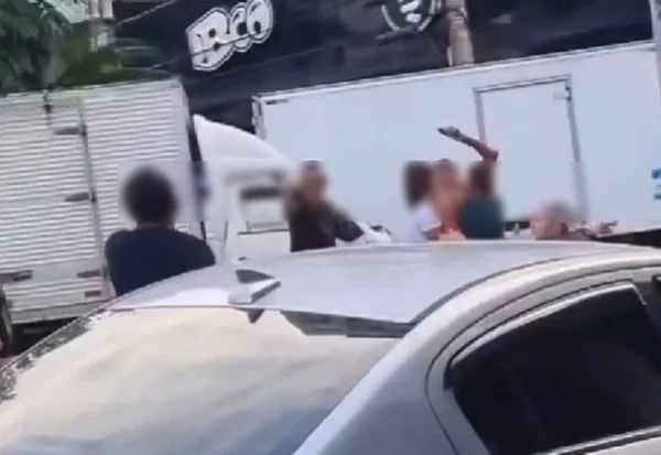 Veja Vídeo: homens fazem “duelo de facas” em praça