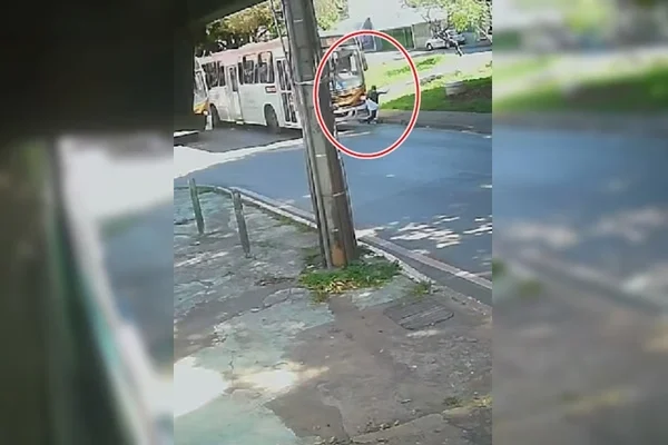Veja Vídeo: garoto é atropelado por ônibus ao atravessar rua correndo