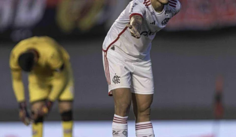 Flamengo vence Atlético-GO em jogo polêmico