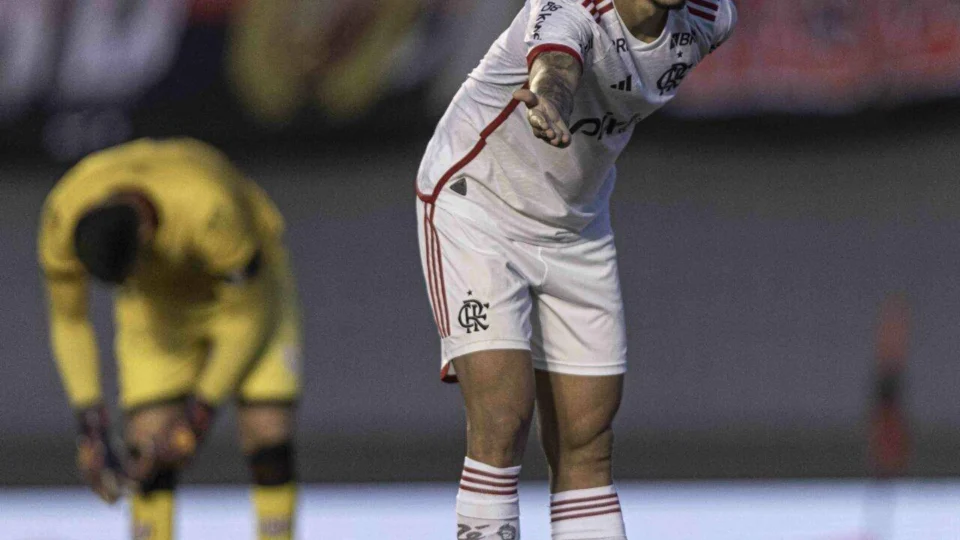 Flamengo vence Atlético-GO em jogo polêmico