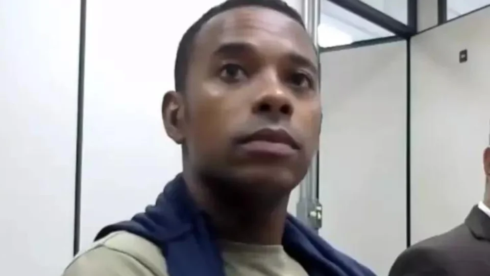 Condenado por estupro, Robinho completa 1 mês na cadeia e se inscreve para trabalhar