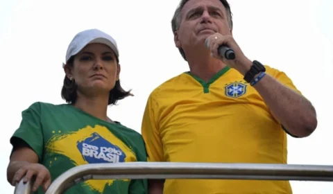 Bolsonaro atrai multidão no Rio durante ato democrático e elogia Elon Musk