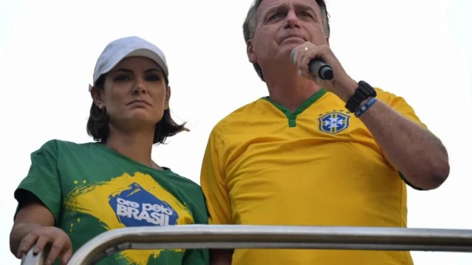 Bolsonaro atrai multidão no Rio durante ato democrático e elogia Elon Musk