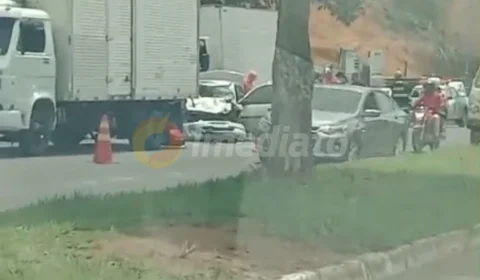 Vídeo: homem fica preso às ferragens após grave acidente entre carro e caminhão na Av. do Turismo