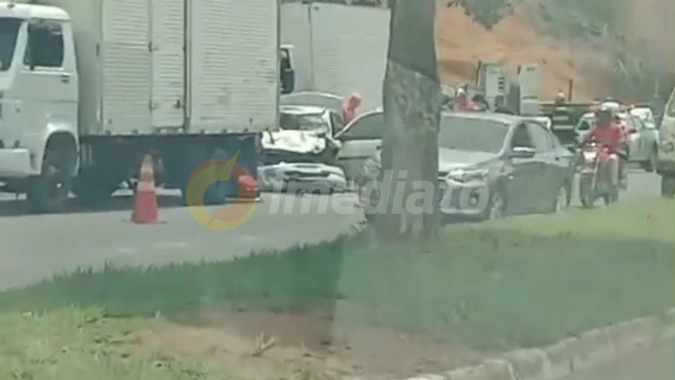 Vídeo: homem fica preso às ferragens após grave acidente entre carro e caminhão na Av. do Turismo