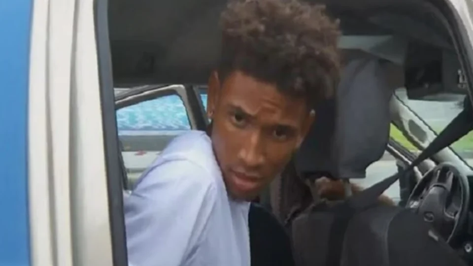 Filho que cortou a mão da mãe e a matou diz que fazia ‘magia negra’