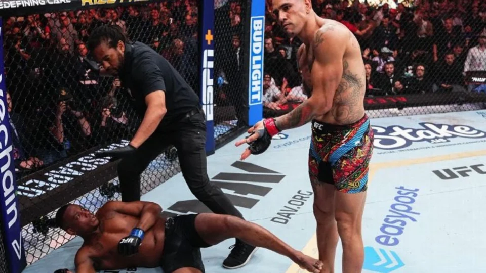 Alex Poatan defeande cinturão no UFC 300 com nocaute impressionante sobre Jamahal Hill