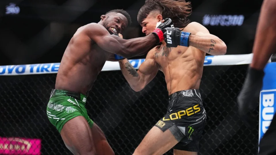 Diego Lopes, lutador amazonense, nocauteia nigeriano no 1º round durante o UFC 300