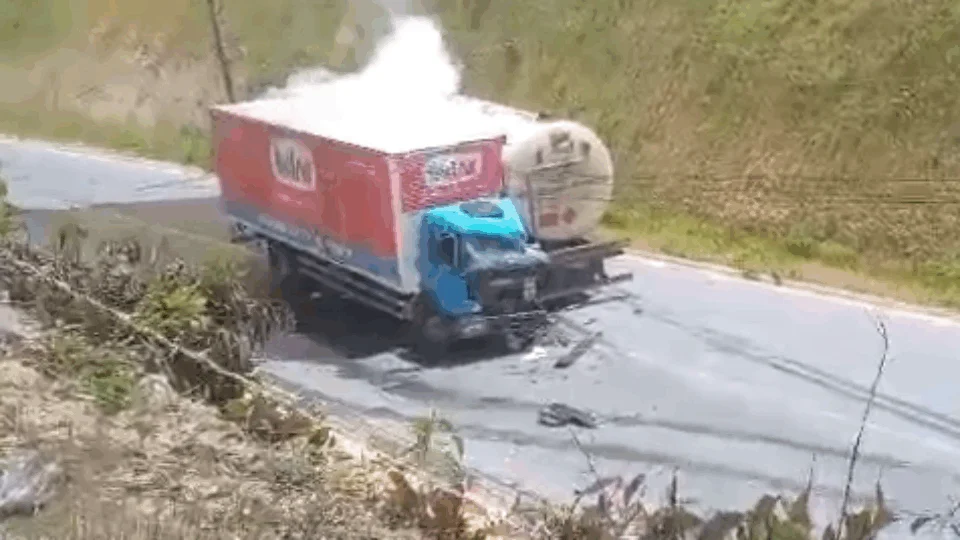 VEJA: Grave acidente de caminhão de transporte de gás natural interdita AM-010