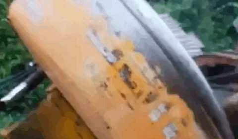 VEJA: Retroescavadeira cai de carreta e interdita BR-174