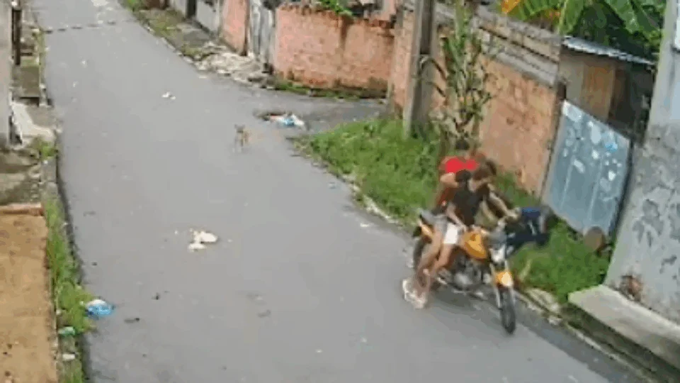VEJA: Estudante é violentamente agredido por trio durante assalto no Tancredo Neves