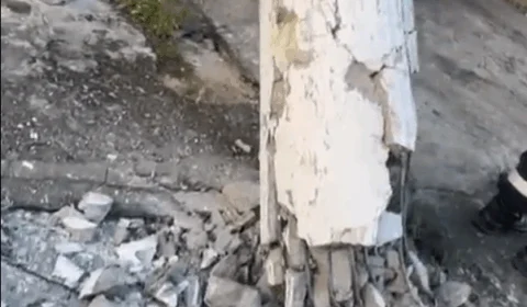 Motorista cochila e derruba poste na Av. Efigênio Salles