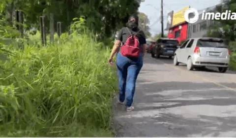 Moradores do Aleixo reclamam falta de limpeza nas margens da Rua Constelação de Touro