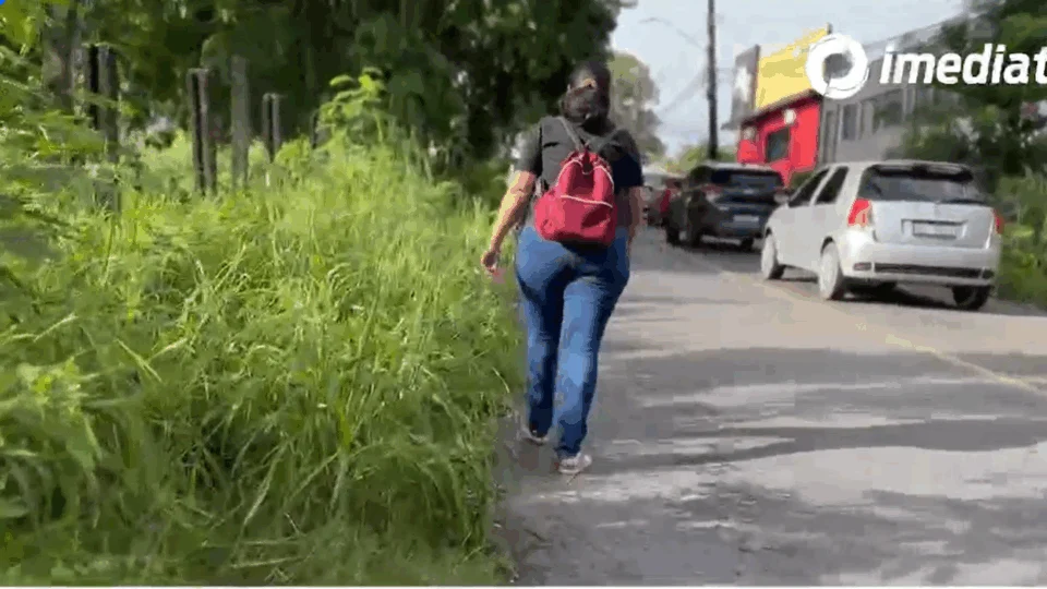 Moradores do Aleixo reclamam falta de limpeza nas margens da Rua Constelação de Touro