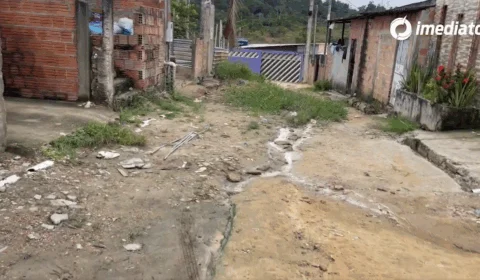 Moradores da comunidade João Paulo, no Jorge Teixeira, sofrem com falta de asfalto e saneamento básico