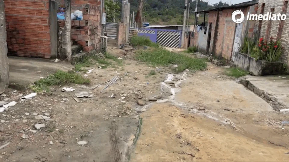 Moradores da comunidade João Paulo, no Jorge Teixeira, sofrem com falta de asfalto e saneamento básico