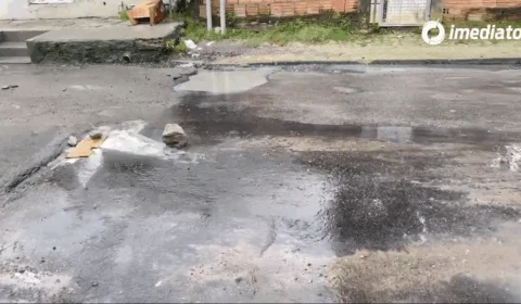 Moradores denunciam cano quebrado há três dias na rua Alfazema, bairro Jorge Teixeira