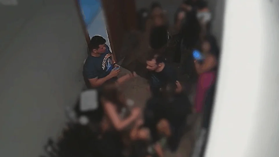Vídeo: PM de folga atira em pé de funcionária de casa de show durante briga em Manaus