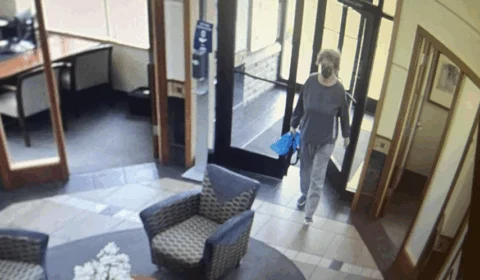 Idosa assalta banco e leva 500 dólares após sofrer golpe online no EUA