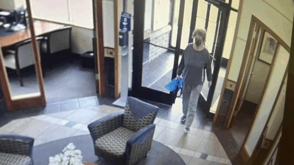 Idosa assalta banco e leva 500 dólares após sofrer golpe online no EUA