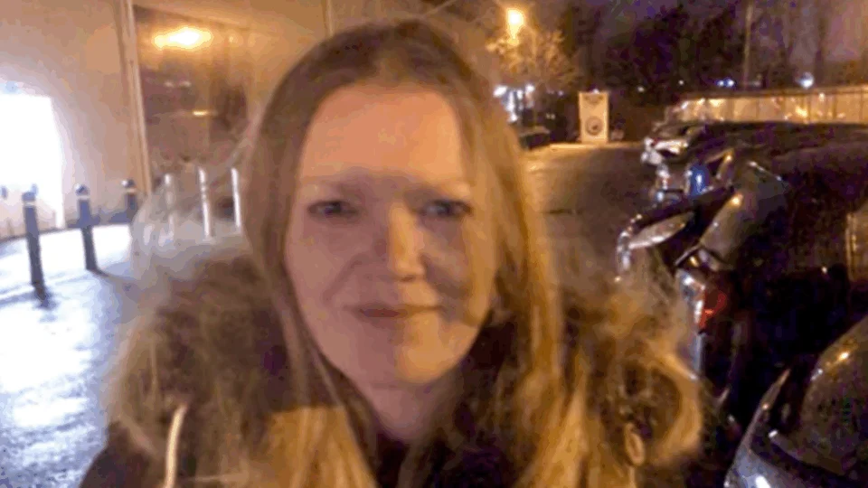 Professora confessa ter esfaqueado namorado até a morte e escondido o corpo no jardim