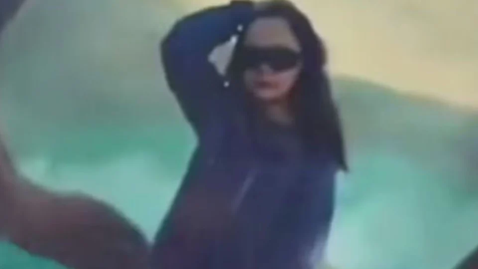 Fatalidade: mulher morre ao tropeçar e cair dentro de vulcão após posar para tirar foto