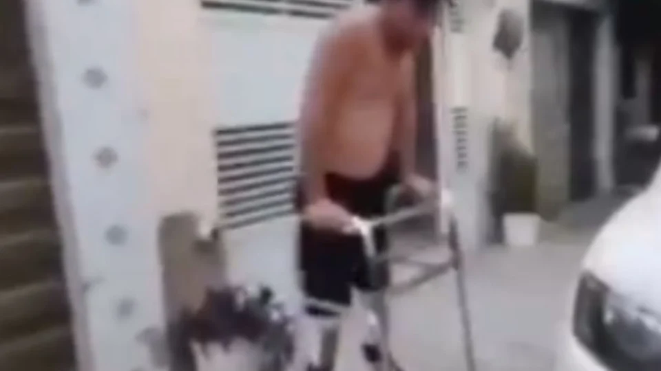 VEJA VÍDEO: homem que teve coluna esmagada em aparelho de academia começa a andar sozinho