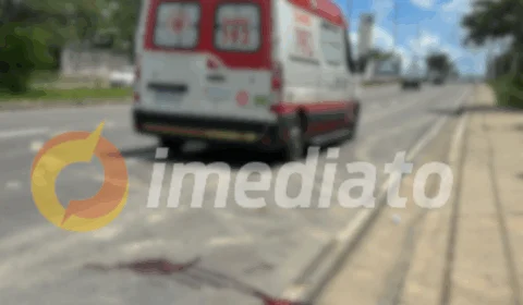 Homem cai de carro de mudança na Av. do Turismo