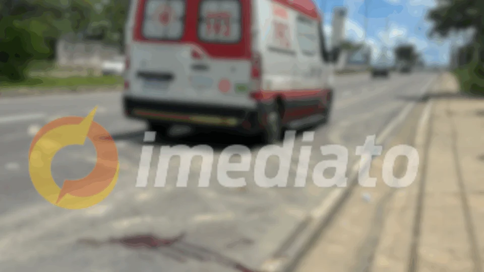 Homem cai de carro de mudança na Av. do Turismo