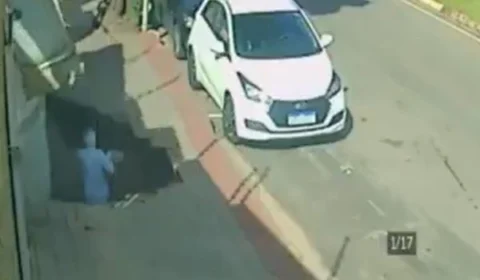 VEJA VÍDEO: homem é “engolido” por cratera enquanto caminhava em calçada