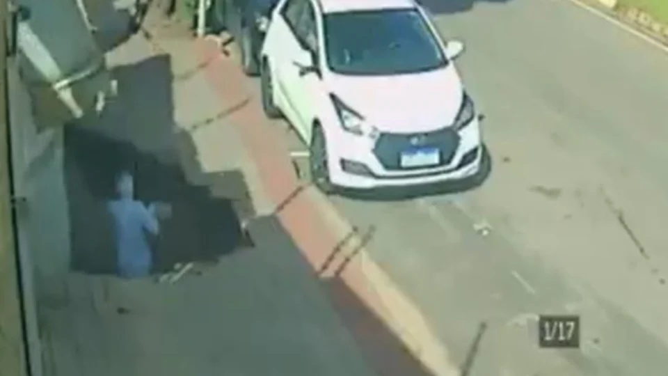 VEJA VÍDEO: homem é “engolido” por cratera enquanto caminhava em calçada