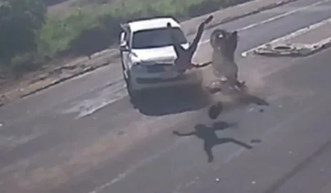 VEJA VÍDEO: Motociclista é arremessado após colisão com caminhonete