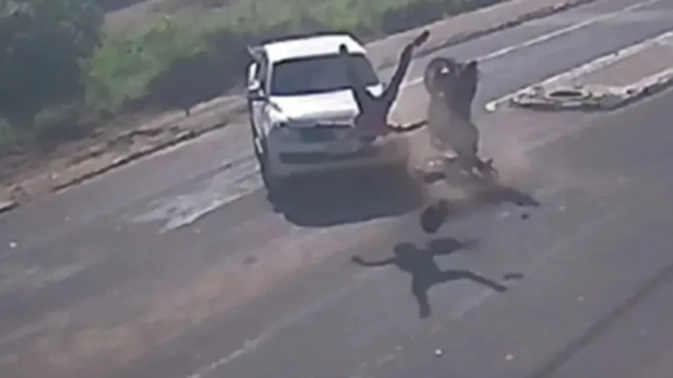 VEJA VÍDEO: Motociclista é arremessado após colisão com caminhonete