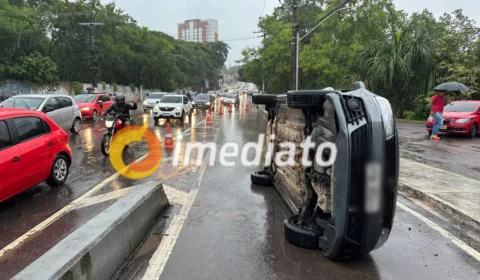 Carro capota na Avenida Umberto Calderaro e fecha alça de acesso à Av. Efigênio Salles