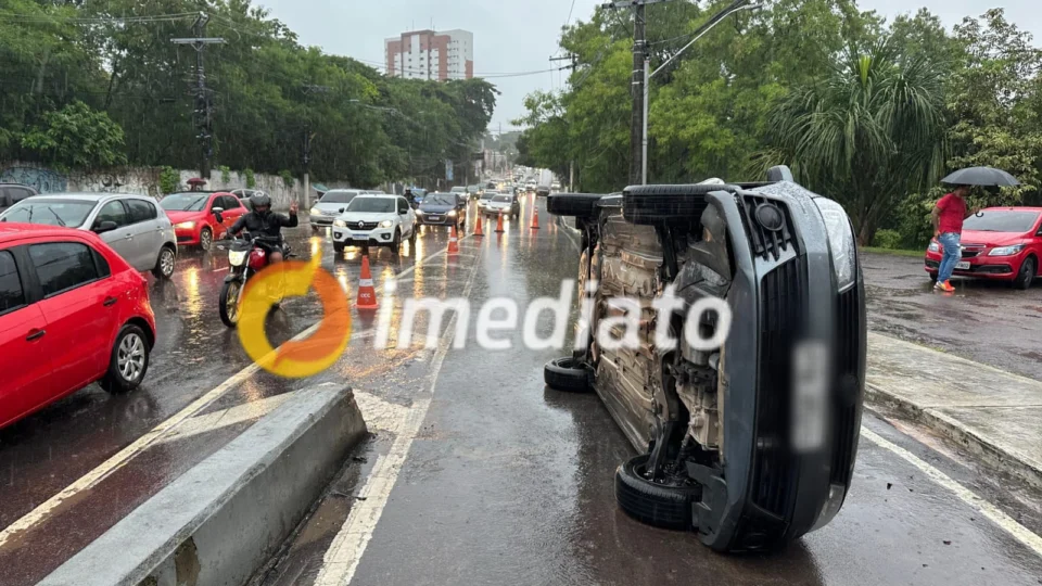 Carro capota na Avenida Umberto Calderaro e fecha alça de acesso à Av. Efigênio Salles