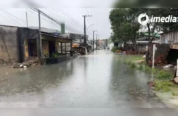 Rua Rio Gregório transborda e água invade a casa de moradores do Armando Mendes