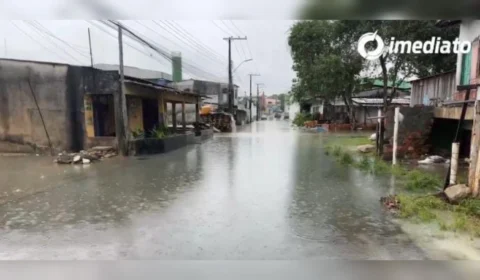 Rua Rio Gregório transborda e água invade a casa de moradores do Armando Mendes
